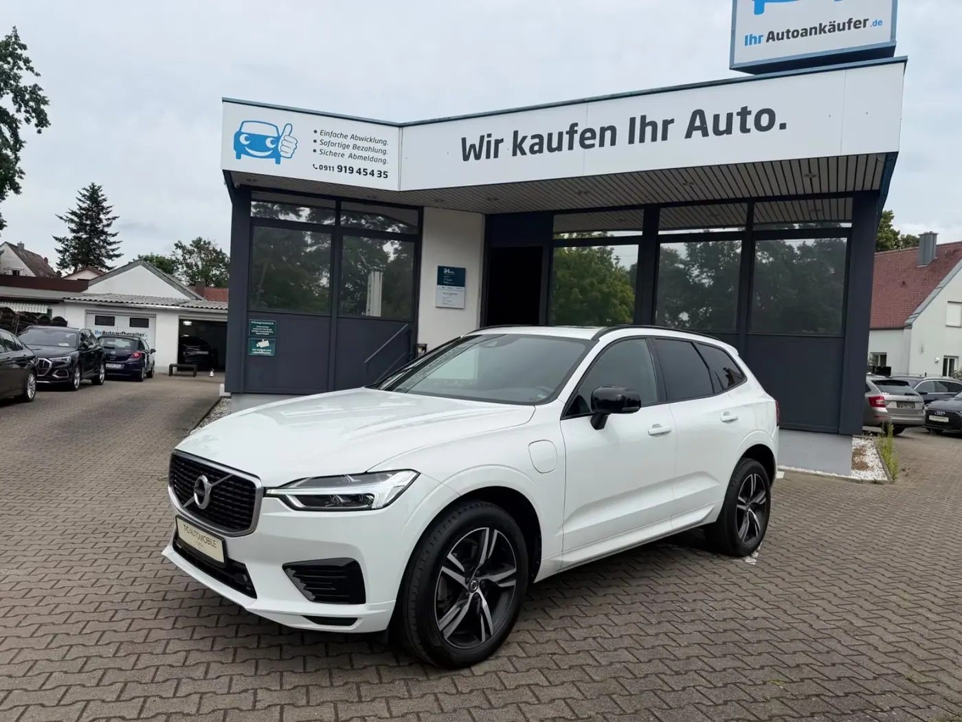 Weißer Volvo XC60 vor dem Ankaufsbüro von T.C. Automobile in Fürth