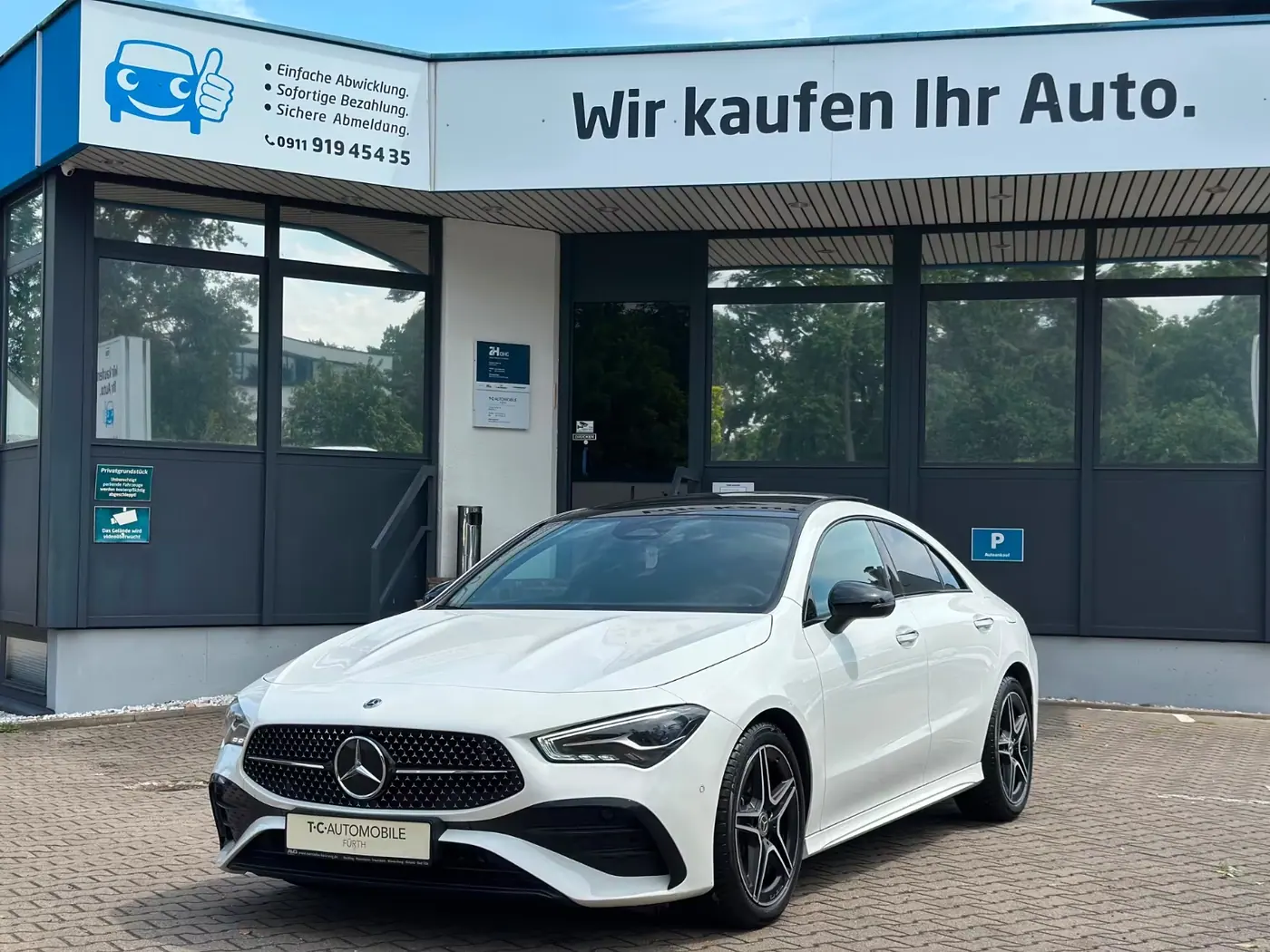 Weißer Mercedes-Benz CLA 200 AMG Line auf dem Hof von T.C. Automobile in Fürth